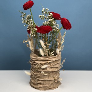 Настольная композиция на ресепшен с красными ранункулюсами